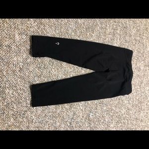 Black capri Ivivva leggings